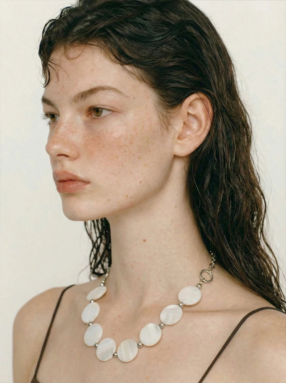Shell geometric chain necklace in gold-plated stainless steel with shell.