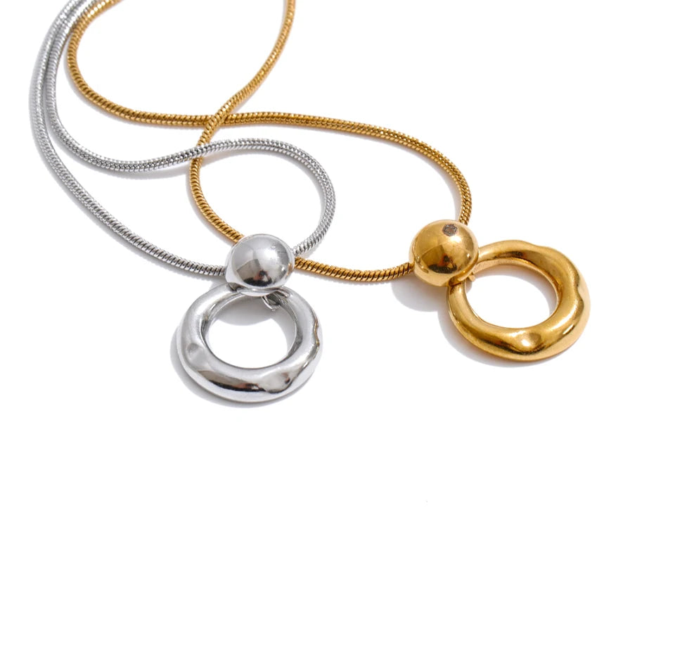 Geometric necklace in gold-plated stainless steel.