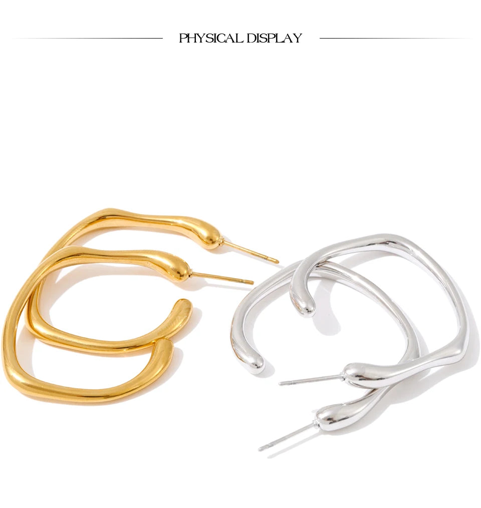 Minimalist geometric earrings in gold-plated stainless steel.