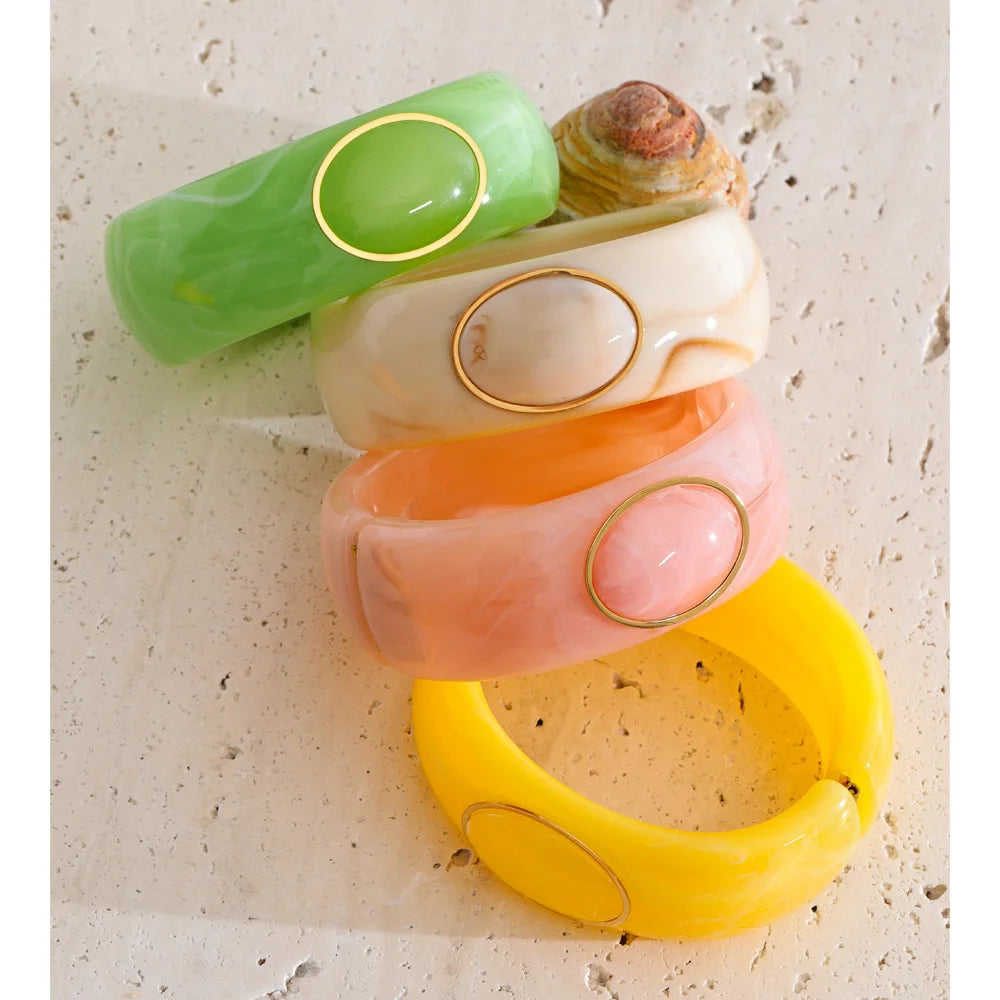 Resin acrylic geometric bracelet in gold-plated stainless steel with resin and acrylic.