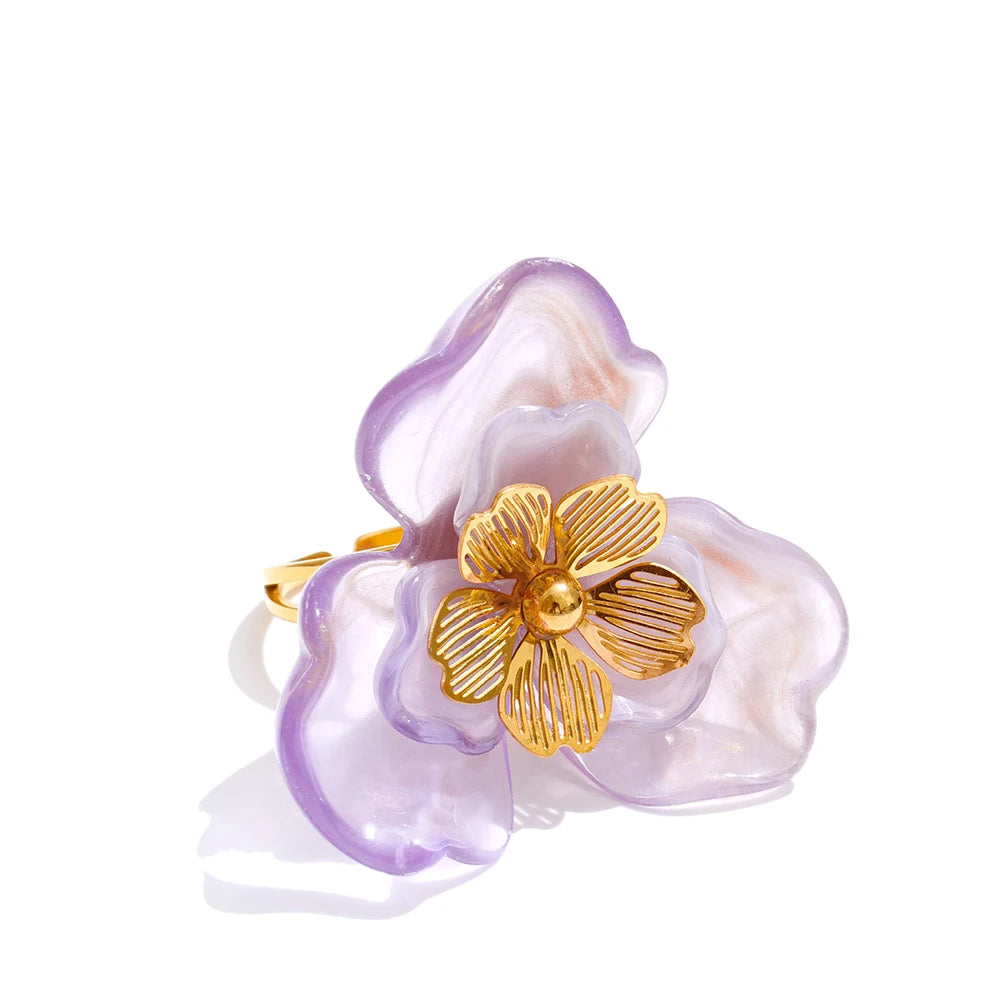 Resin flower ring in 18K gold-plated stainless steel with resin.