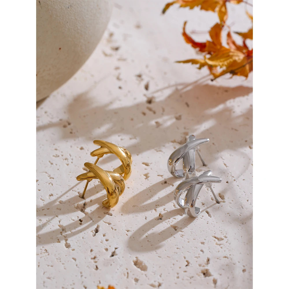 Minimalist geometric earrings in gold-plated stainless steel.