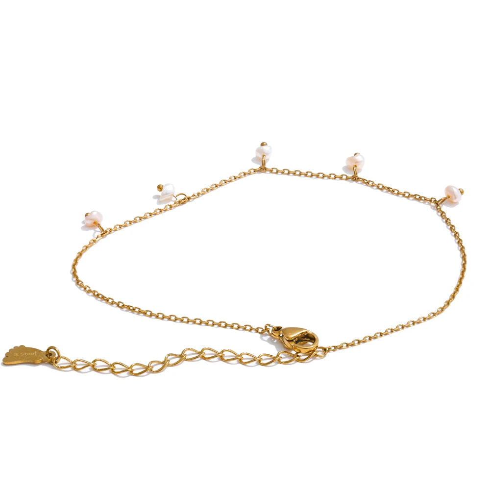 Freshwater pearl geometric chain necklace in gold-plated stainless steel with freshwater pearl.