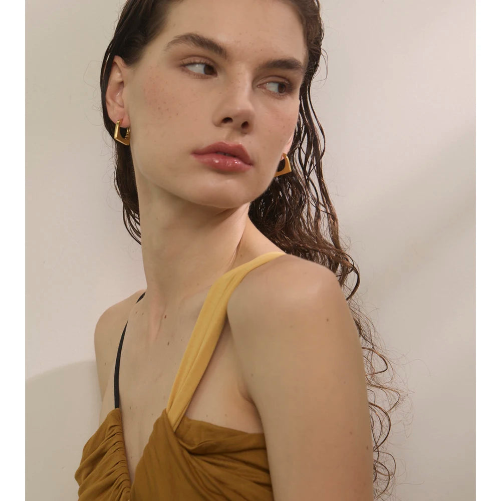 Geometric earrings in gold-plated stainless steel.
