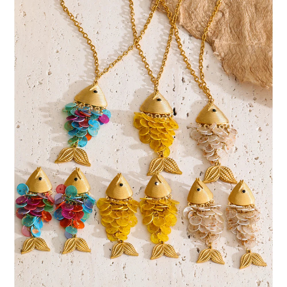 Resin multi-color geometric earrings in gold-plated stainless steel with resin.