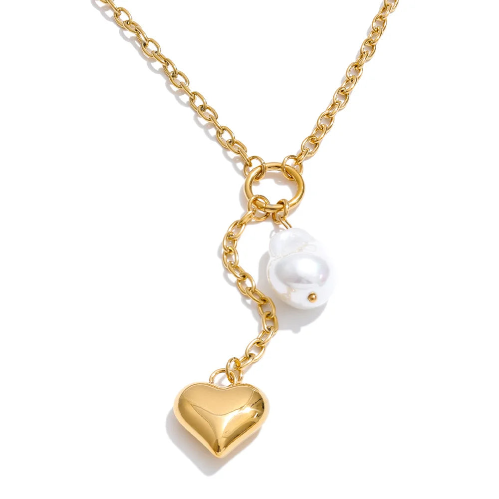 Pearl heart geometric necklace in gold-plated stainless steel with pearl.