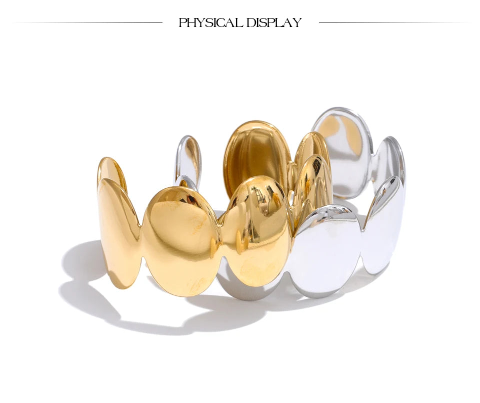 Geometric bracelet in gold-plated stainless steel.