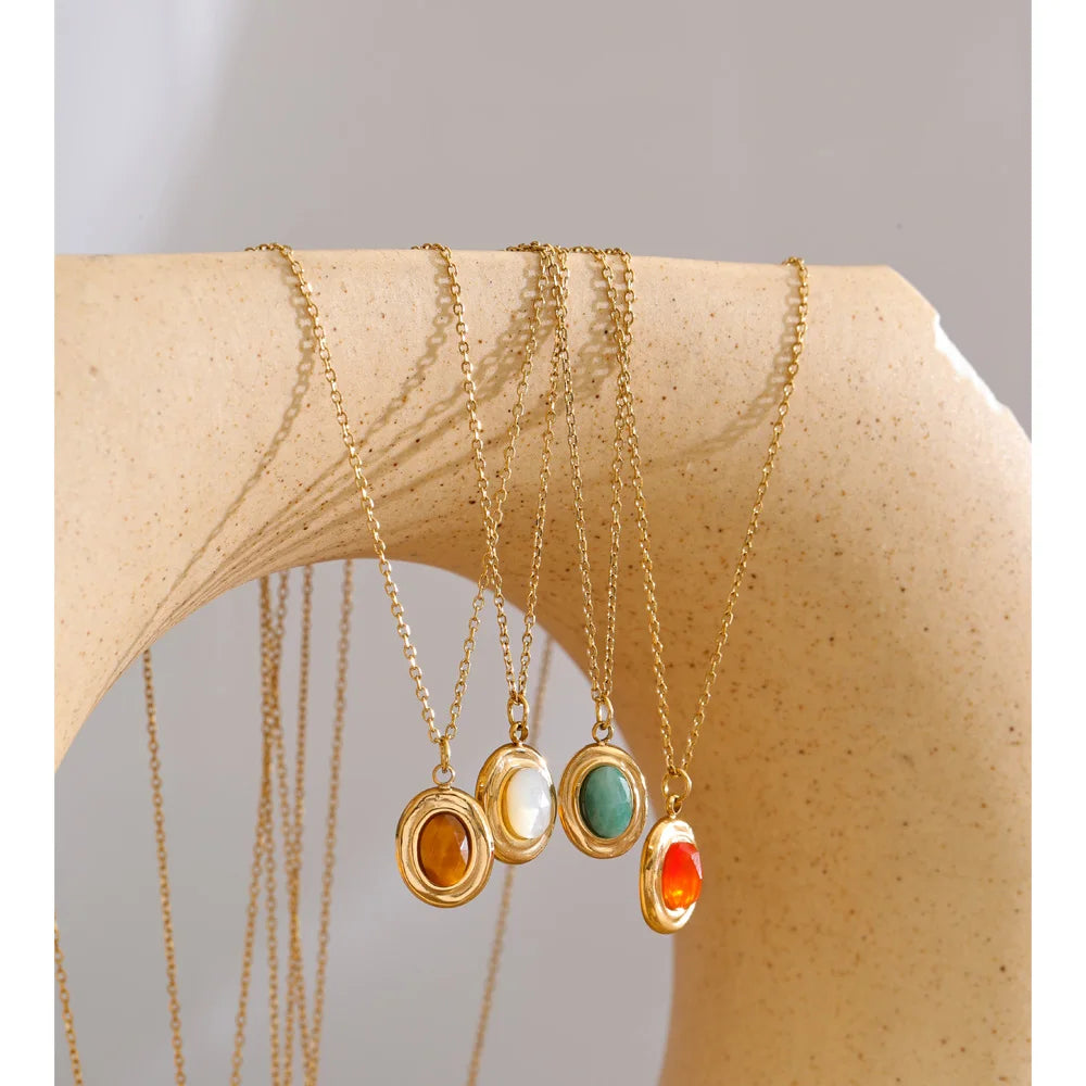 Natural stone geometric necklace in gold-plated stainless steel with natural stone.