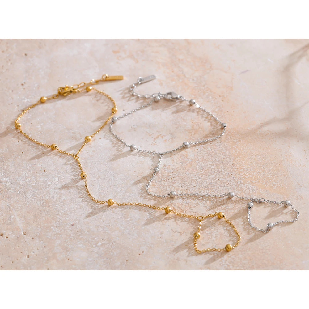 Cubic zirconia geometric chain necklace in gold-plated stainless steel with cubic zirconia.