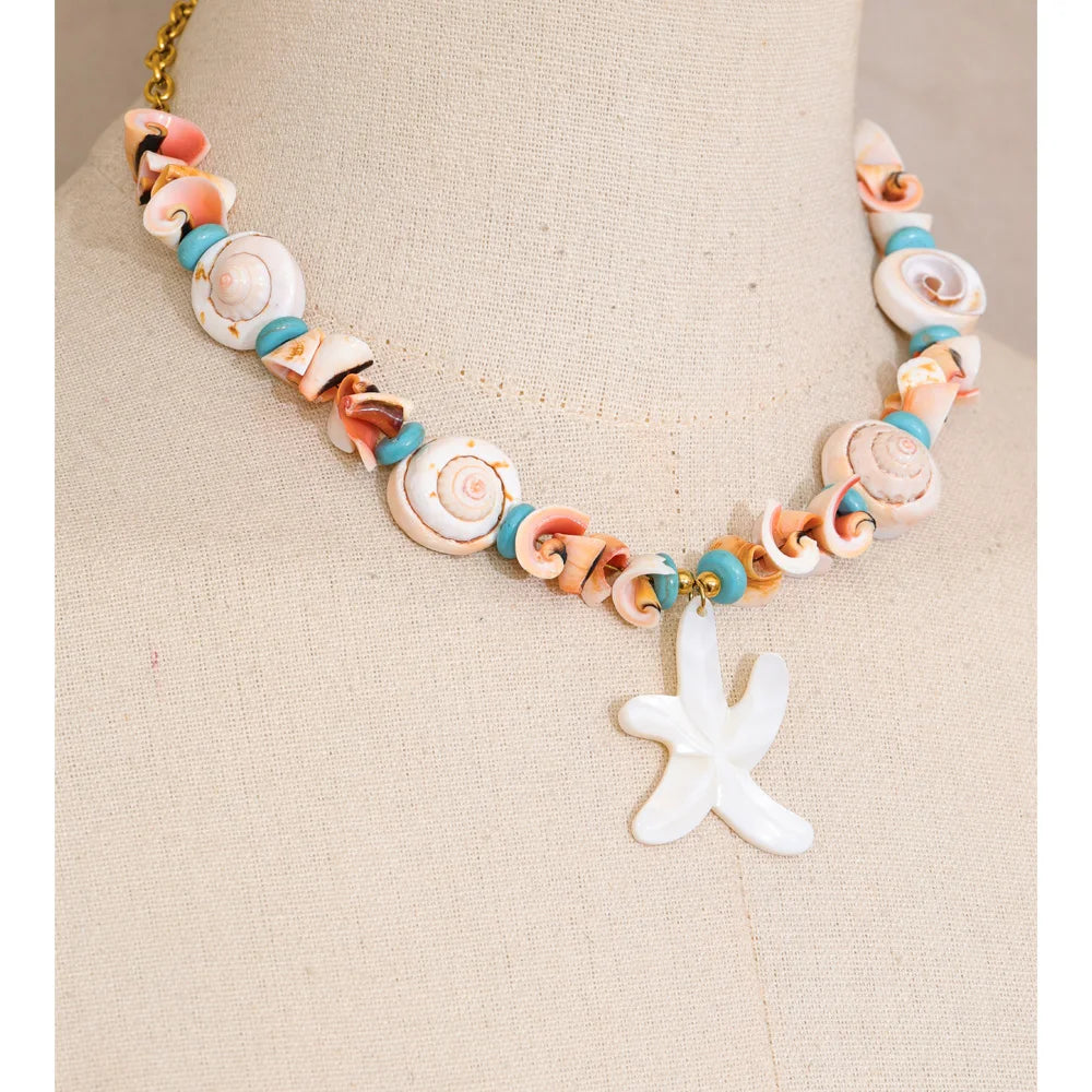 Shell star geometric necklace in gold-plated stainless steel with shell.