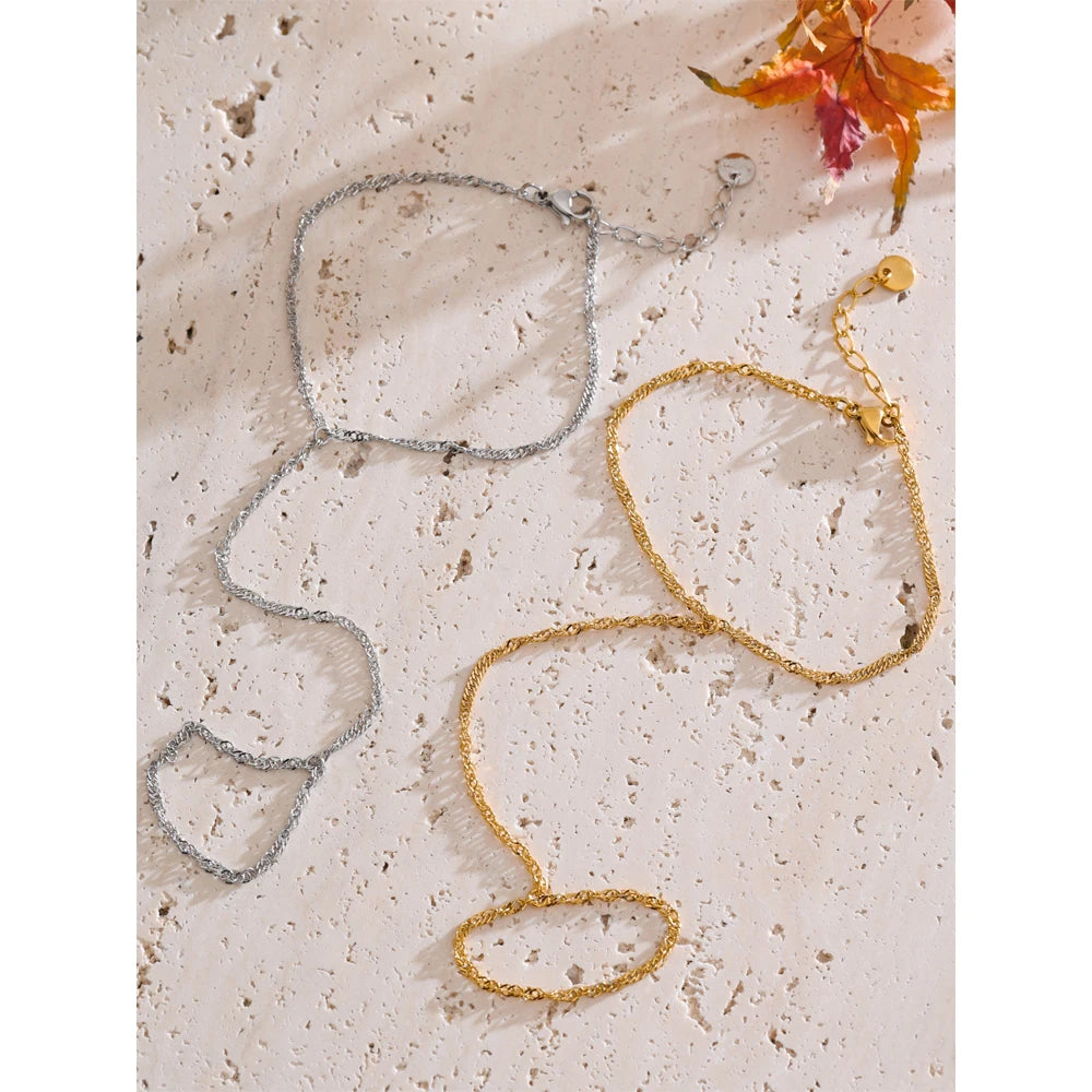 Minimalist geometric chain necklace in gold-plated stainless steel.
