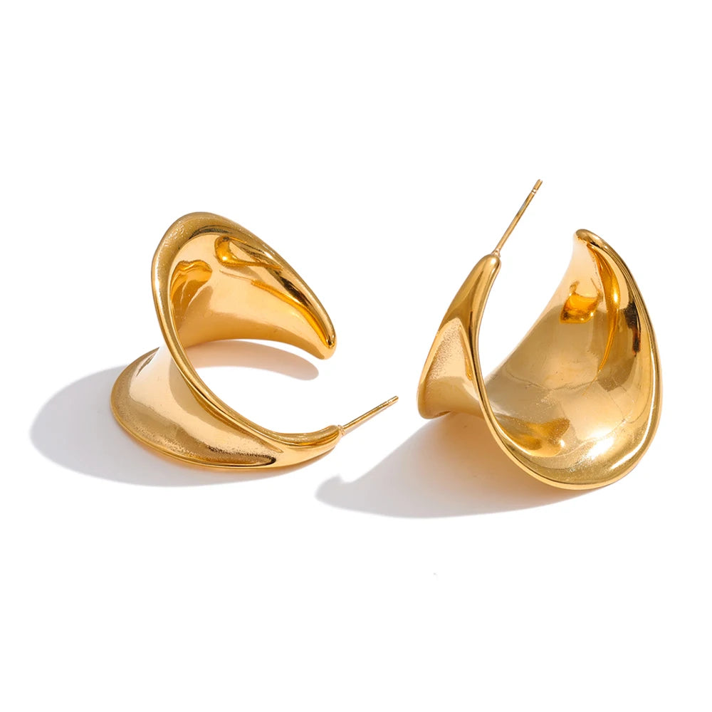 Geometric earrings in gold-plated stainless steel.