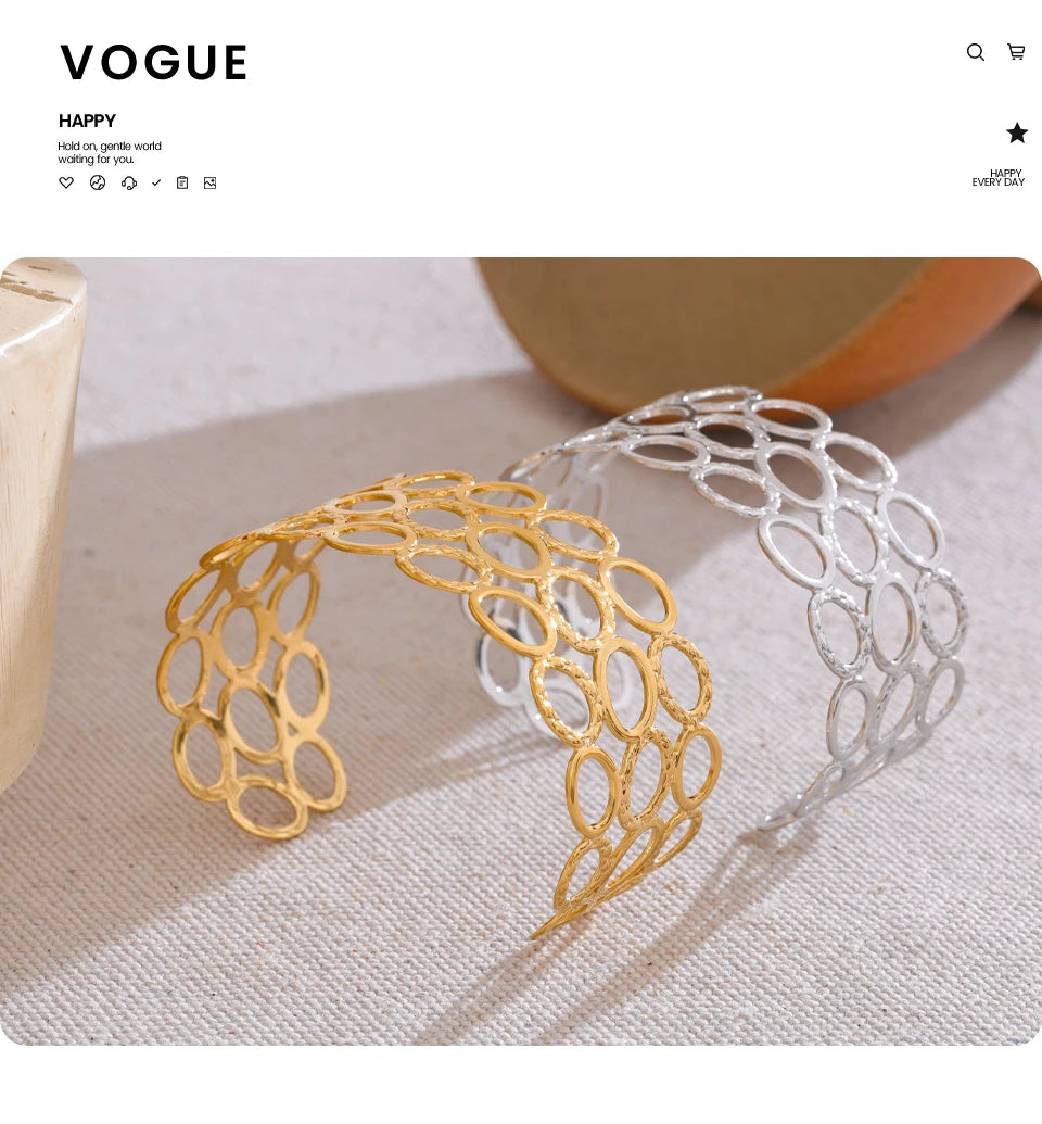 Geometric bracelet in gold-plated stainless steel.