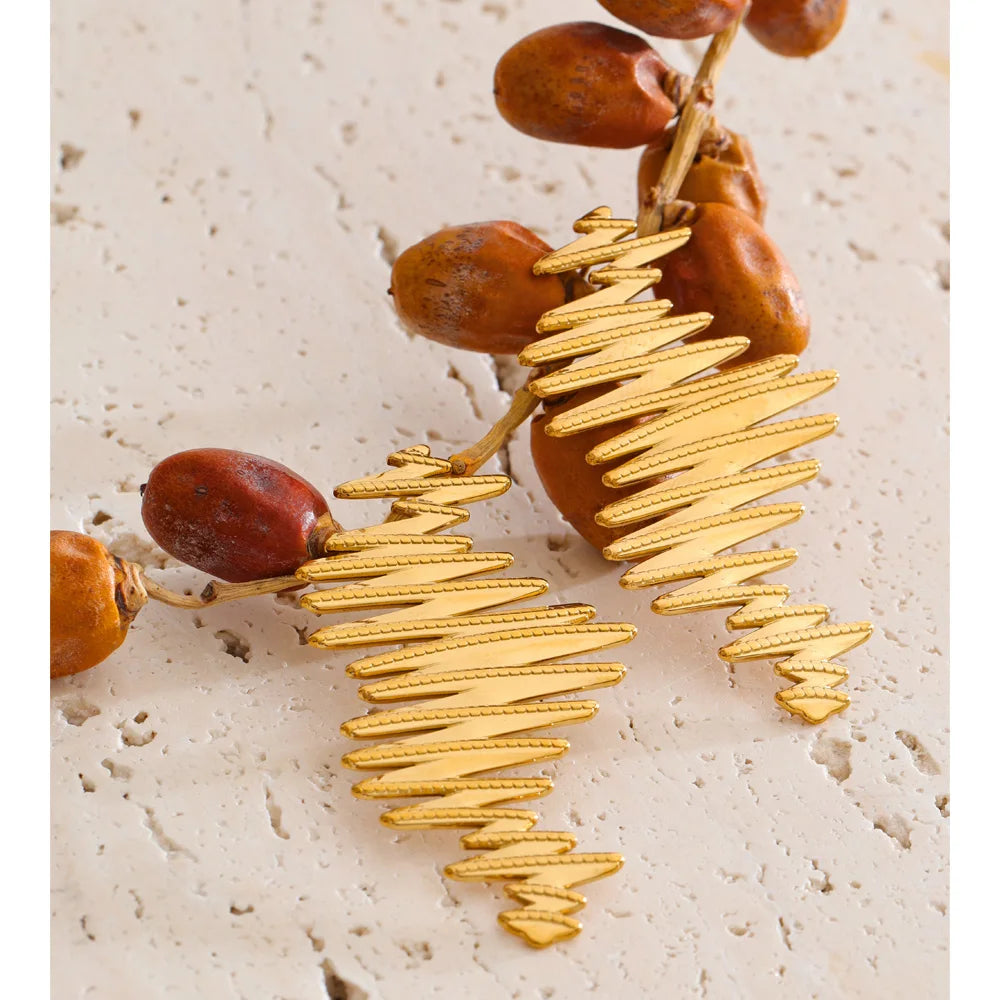 Geometric earrings in gold-plated stainless steel.