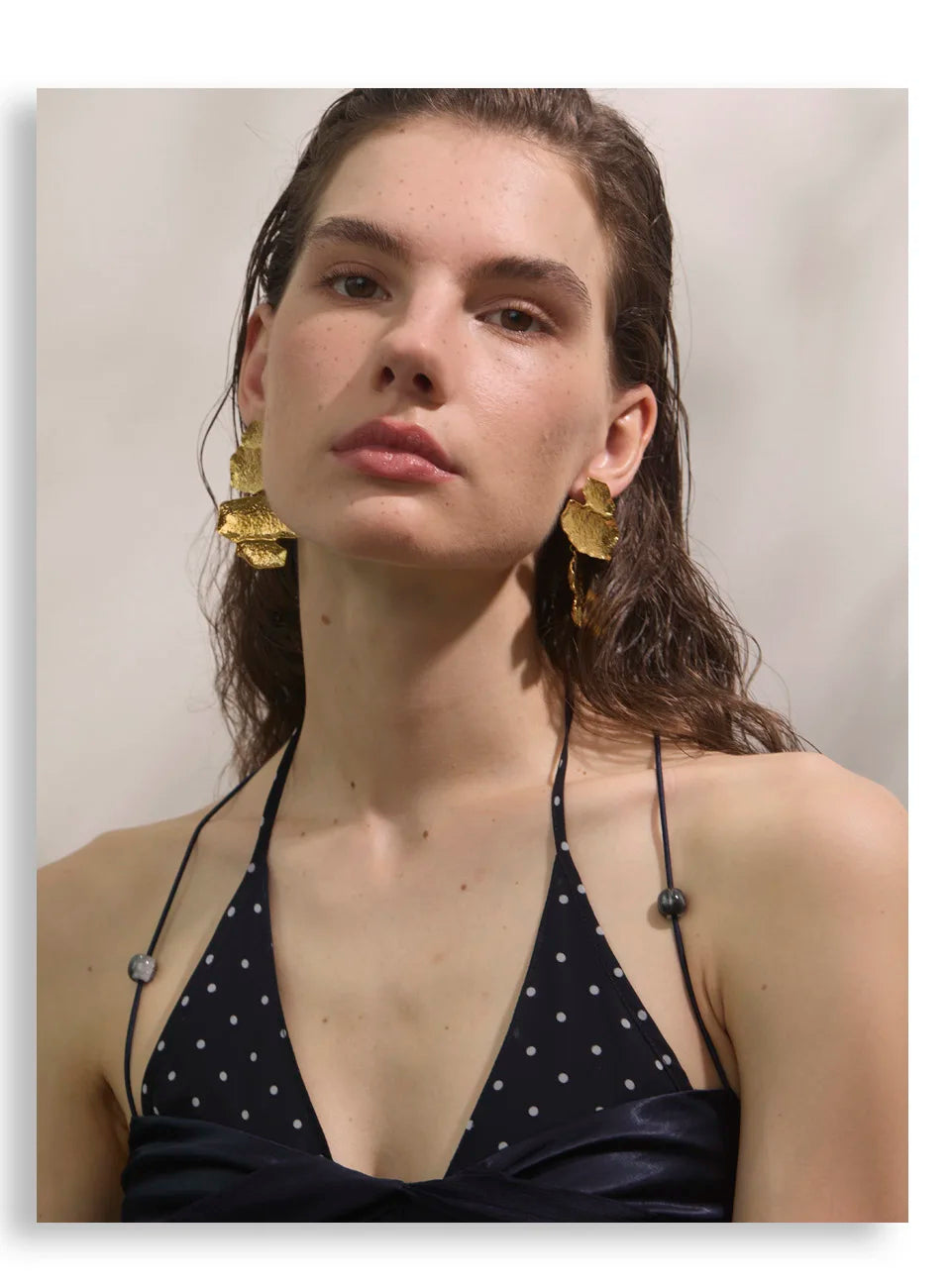 Hammered geometric earrings in gold-plated stainless steel.
