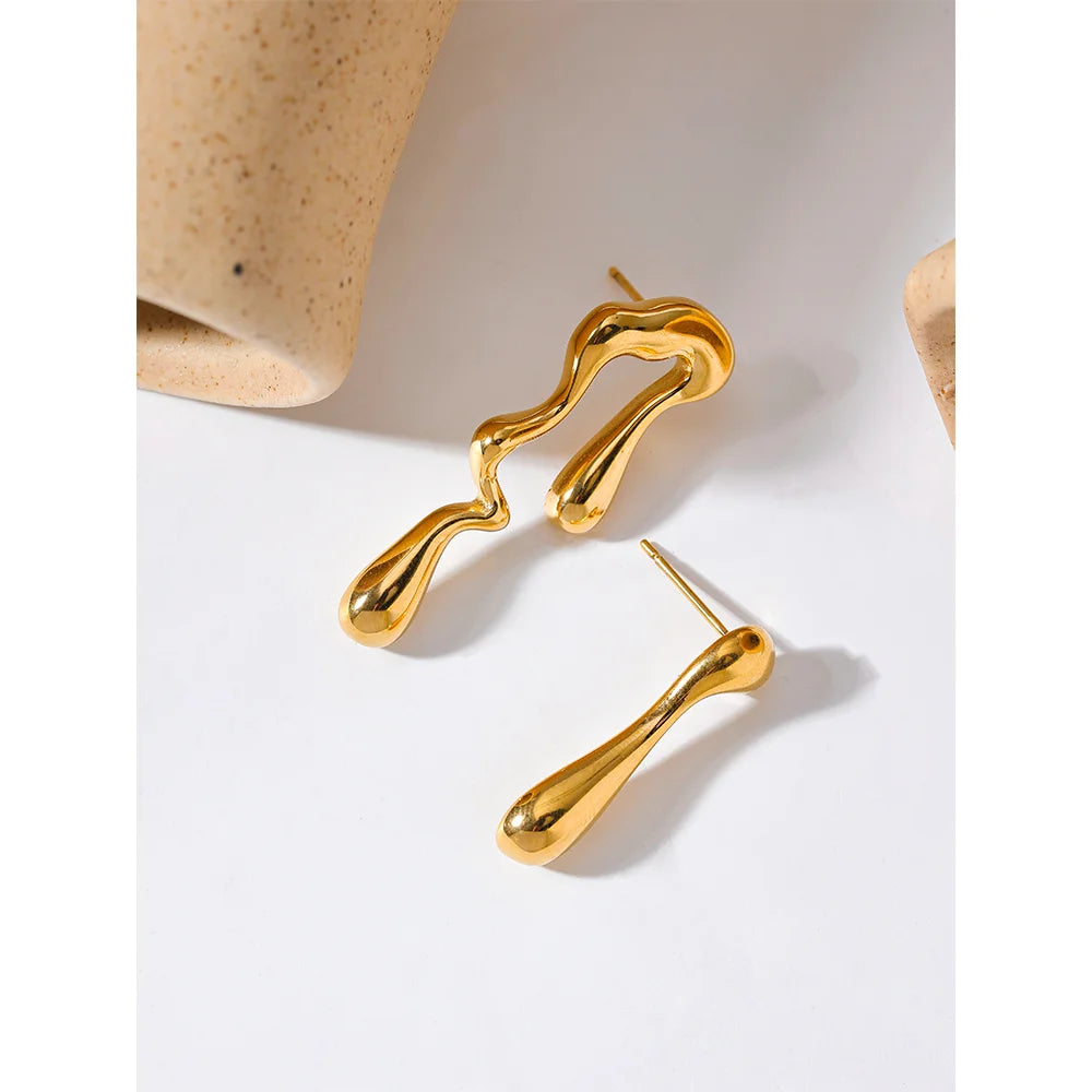 Geometric earrings in 18K gold-plated stainless steel.
