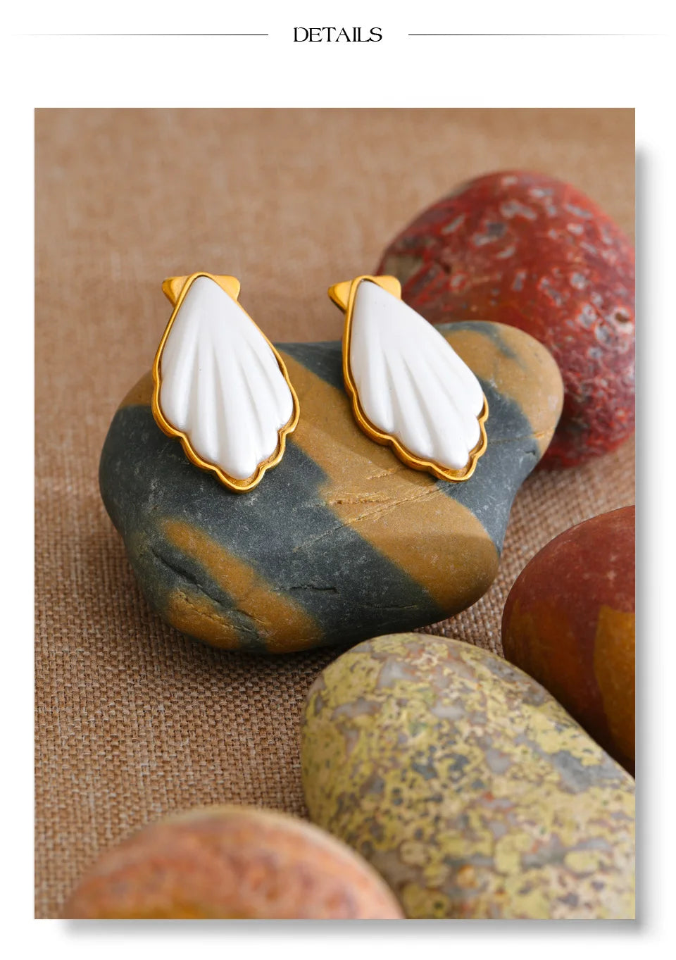 Pearl shell geometric earrings in gold-plated stainless steel with pearl and shell.
