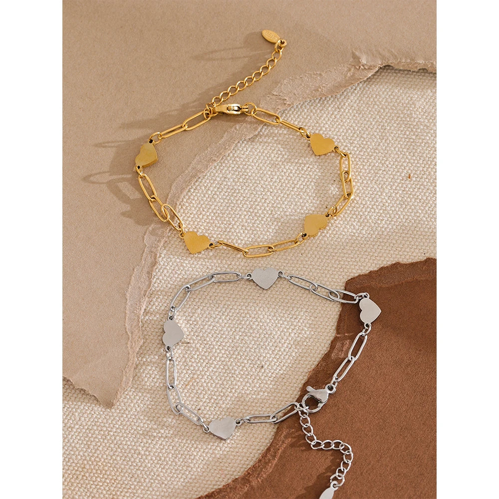 Heart chain necklace in gold-plated stainless steel.
