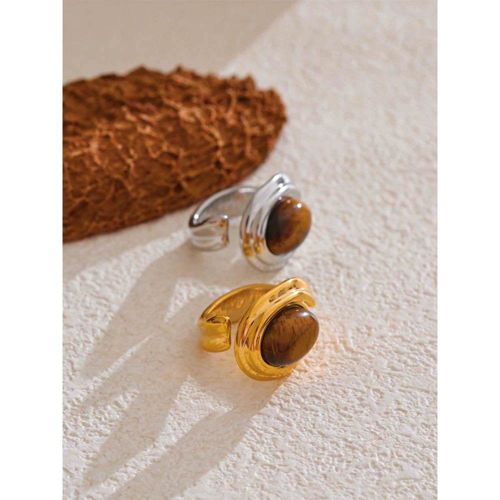 Natural stone geometric ring in gold-plated stainless steel with natural stone.