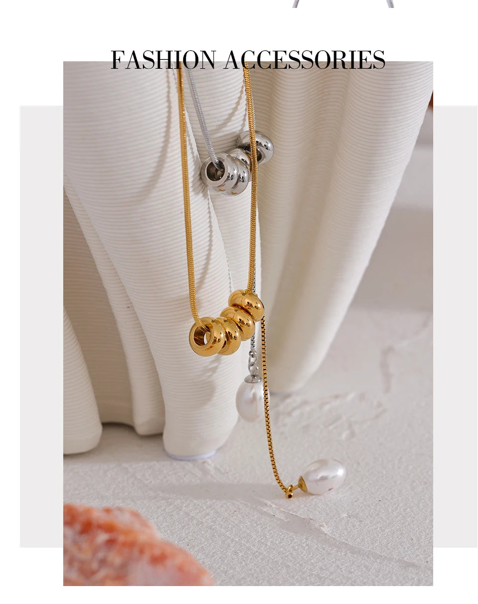 Pearl beaded geometric necklace in gold-plated stainless steel with pearl.