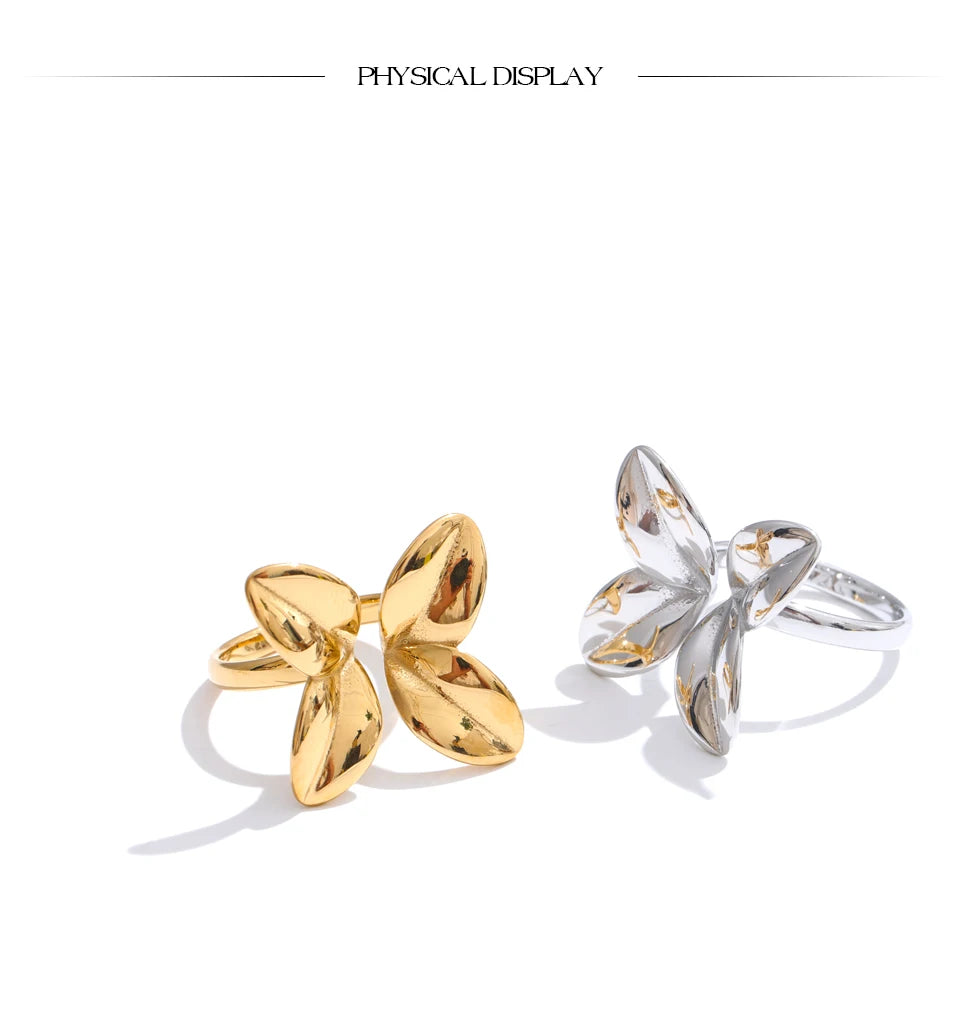 Flower ring in gold-plated stainless steel.