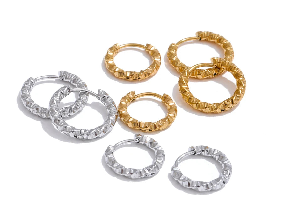 Geometric earrings in gold-plated stainless steel.