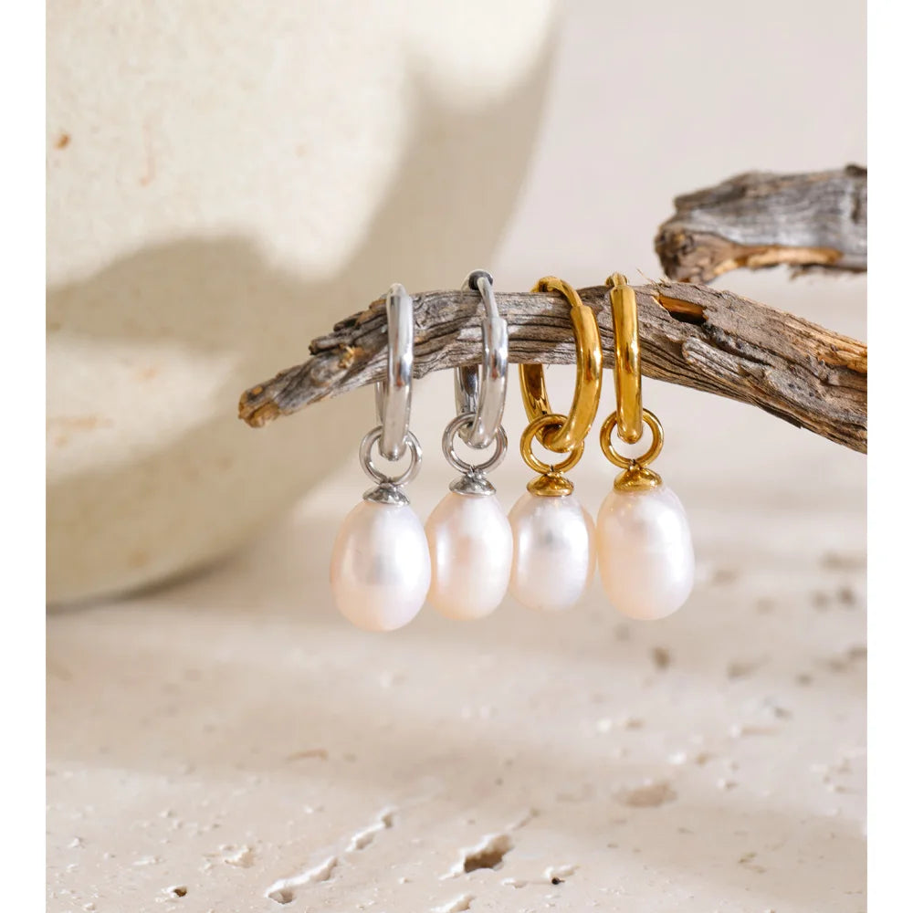 Freshwater pearl geometric earrings in gold-plated stainless steel with freshwater pearl.