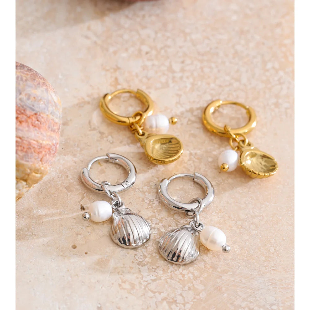 Freshwater pearl shell geometric earrings in gold-plated stainless steel with freshwater pearl and shell.