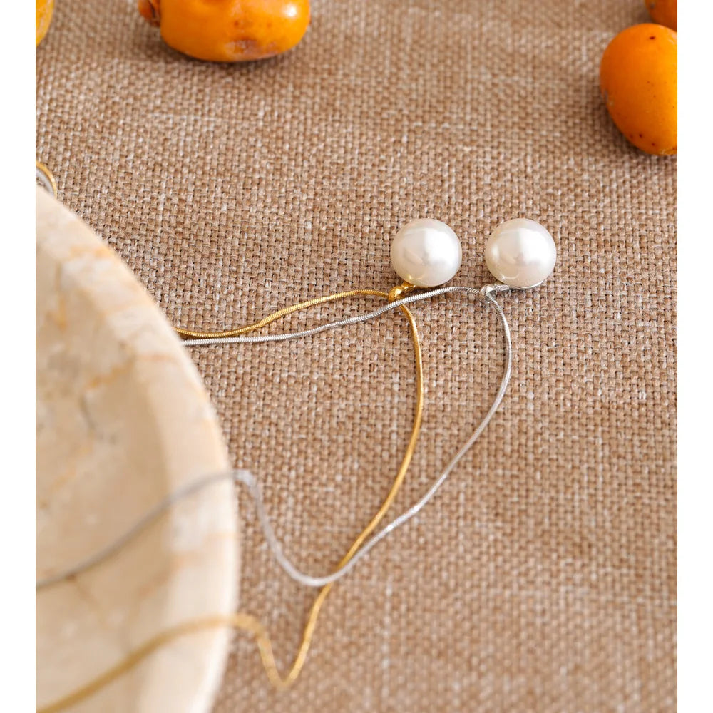 Pearl coin geometric necklace in gold-plated stainless steel with pearl.