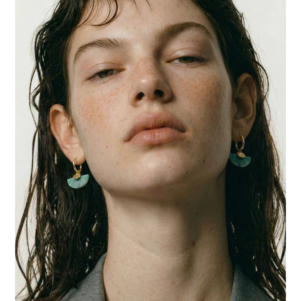 Natural stone geometric earrings in gold-plated stainless steel with natural stone.
