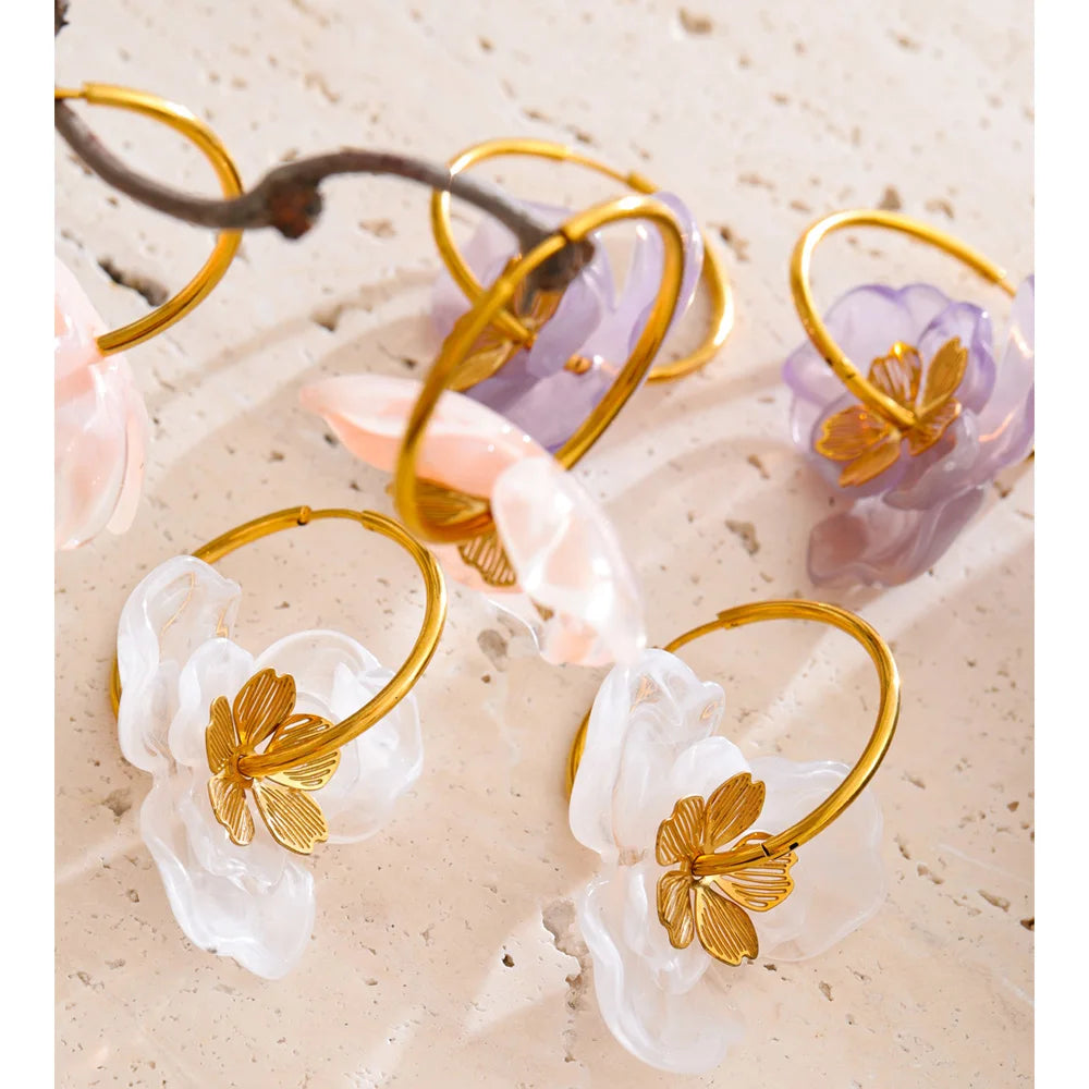 Resin flower earrings in gold-plated stainless steel with resin.