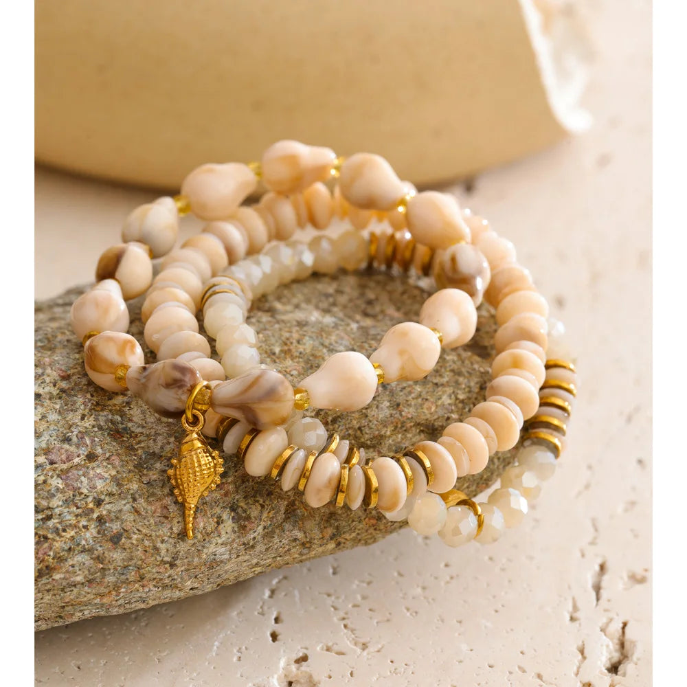 Resin acrylic beaded necklace in gold-plated stainless steel with resin and acrylic.