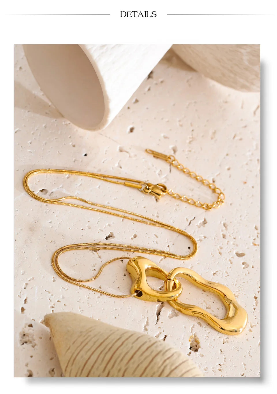 Geometric necklace in gold-plated stainless steel.