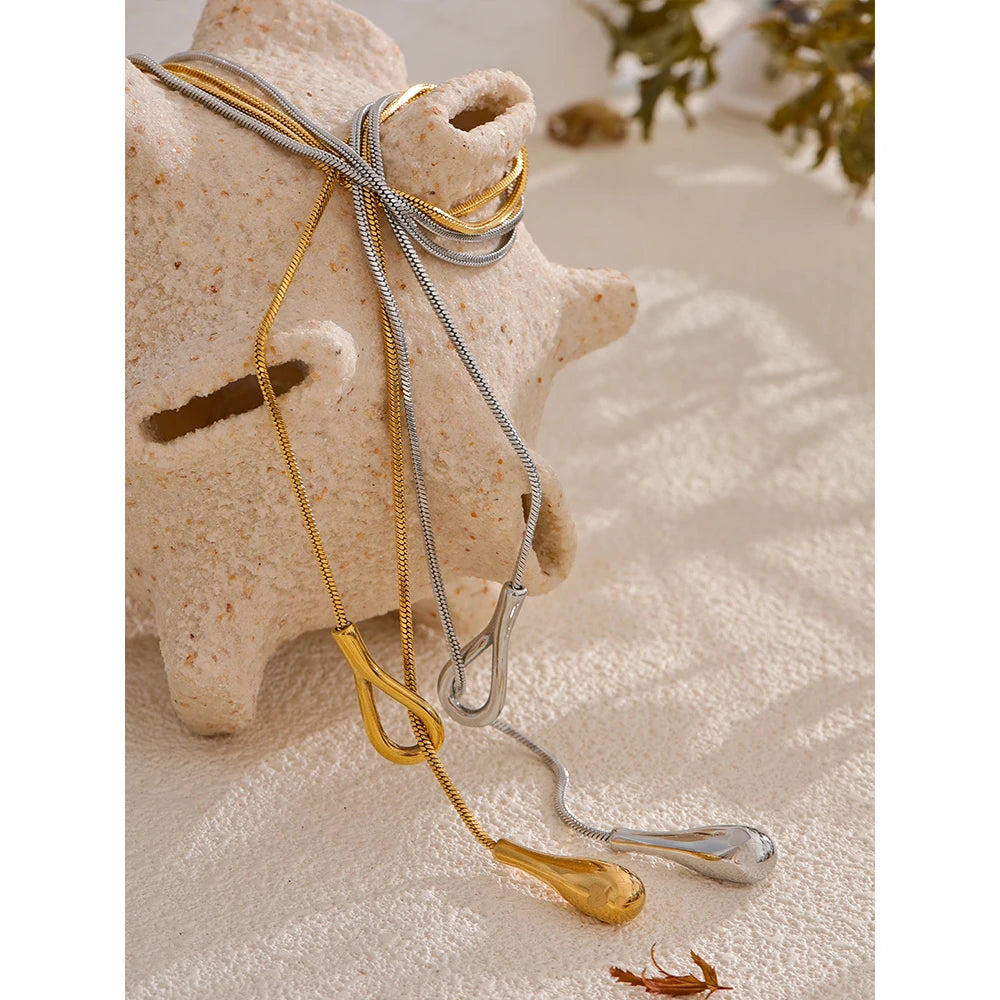 Geometric chain necklace in gold-plated 316L stainless steel.