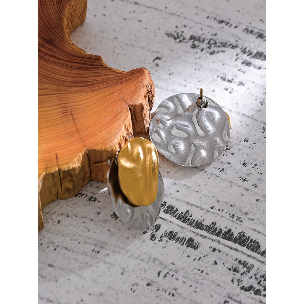Geometric earrings in gold-plated stainless steel.