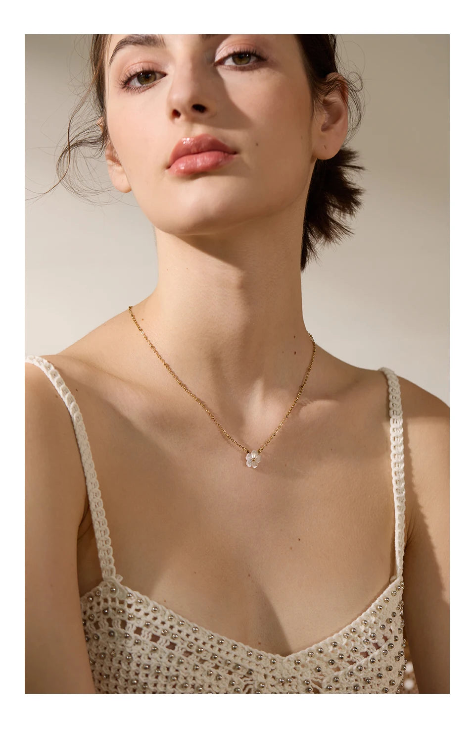 Shell flower chain necklace in gold-plated stainless steel with shell.
