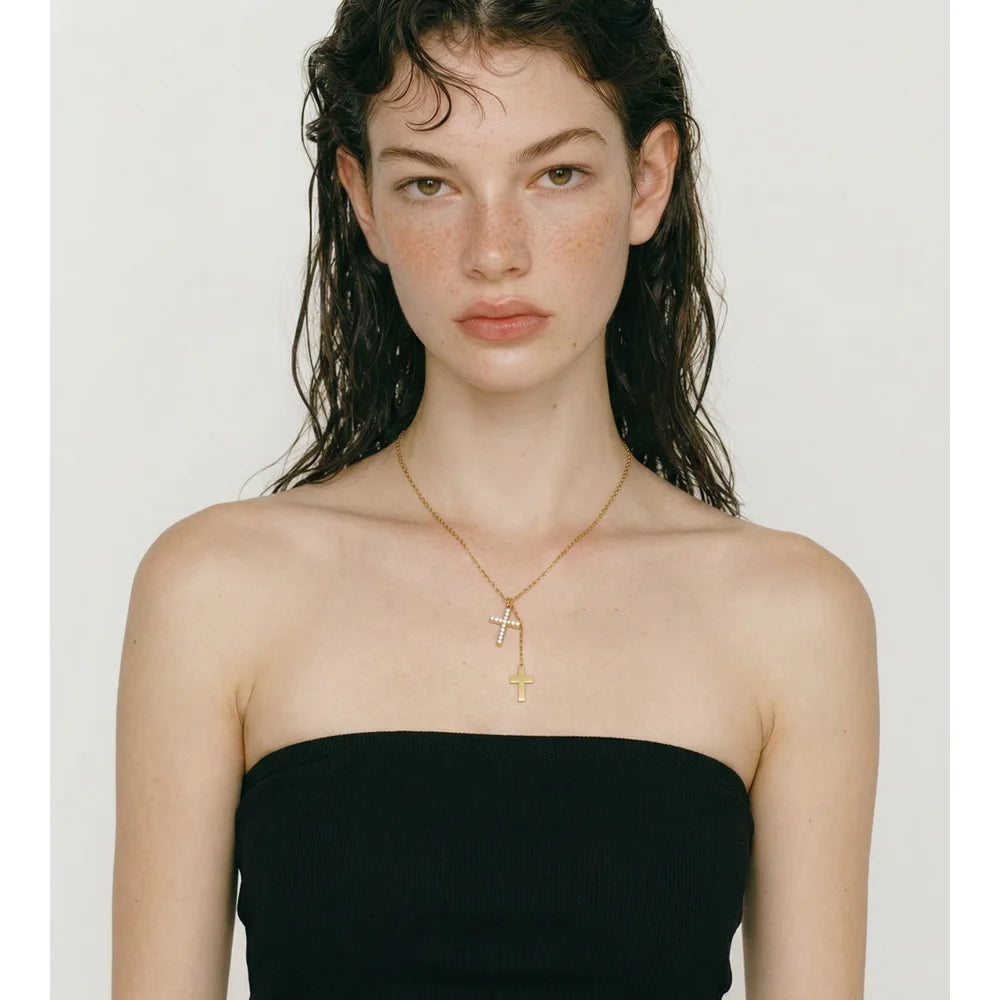 Cubic zirconia cross chain necklace in gold-plated stainless steel with cubic zirconia.