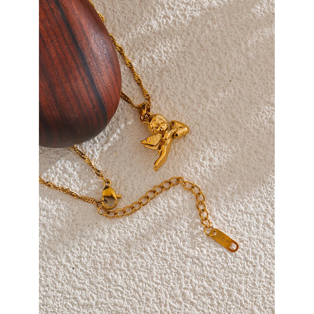 Heart geometric necklace in gold-plated stainless steel.