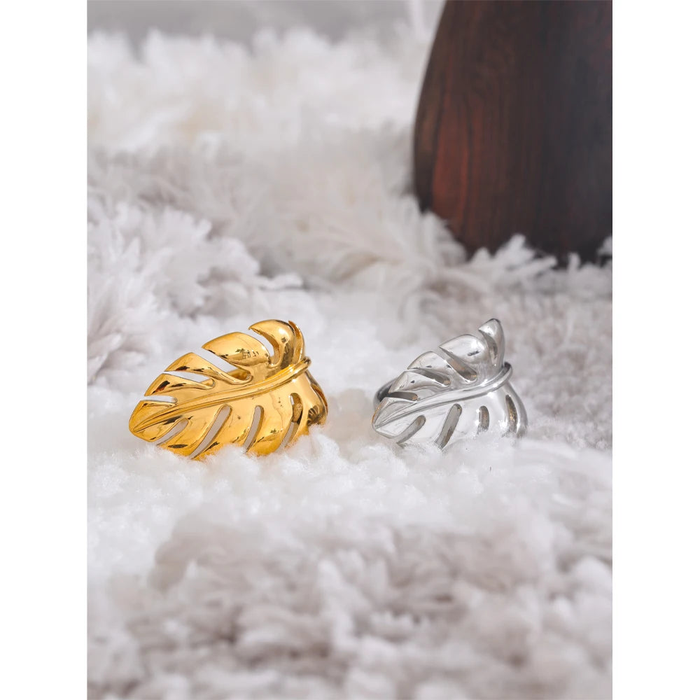 Geometric ring in 18K gold-plated stainless steel.