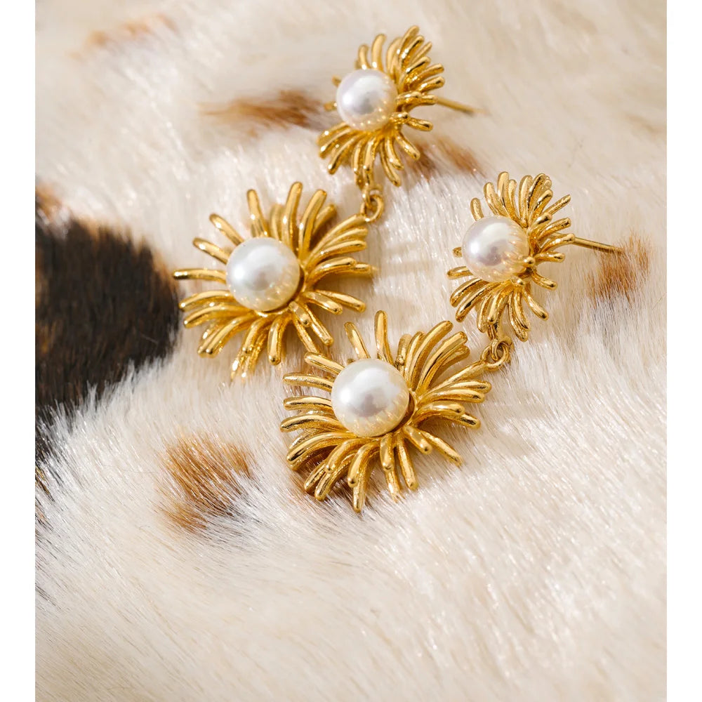 Pearl flower earrings in gold-plated stainless steel with pearl.