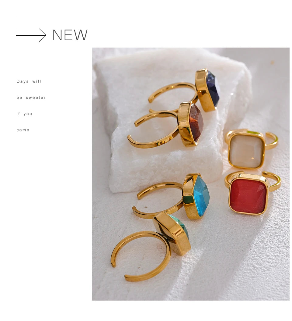 Natural stone multi-color geometric ring in 18K gold-plated stainless steel with natural stone.