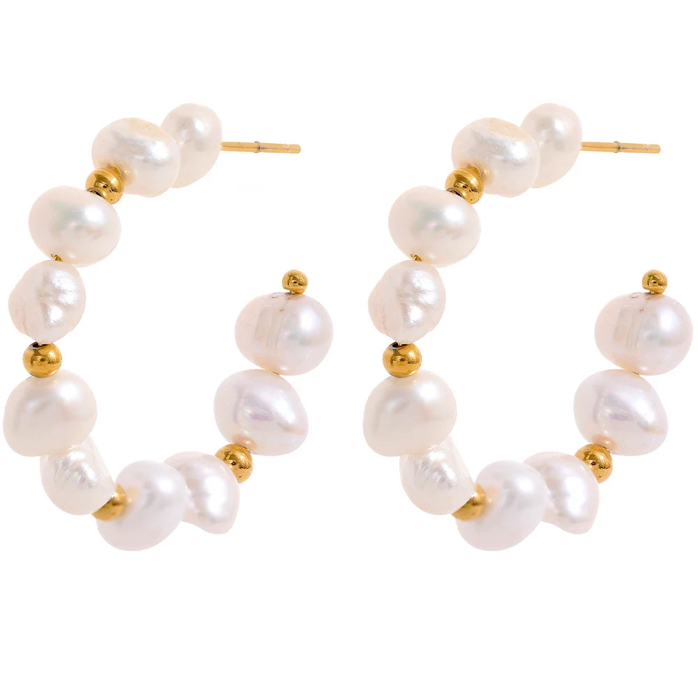 Freshwater pearl geometric earrings in gold-plated stainless steel with freshwater pearl.