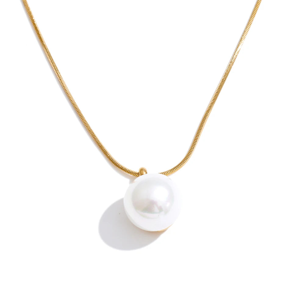 Pearl coin geometric necklace in gold-plated stainless steel with pearl.