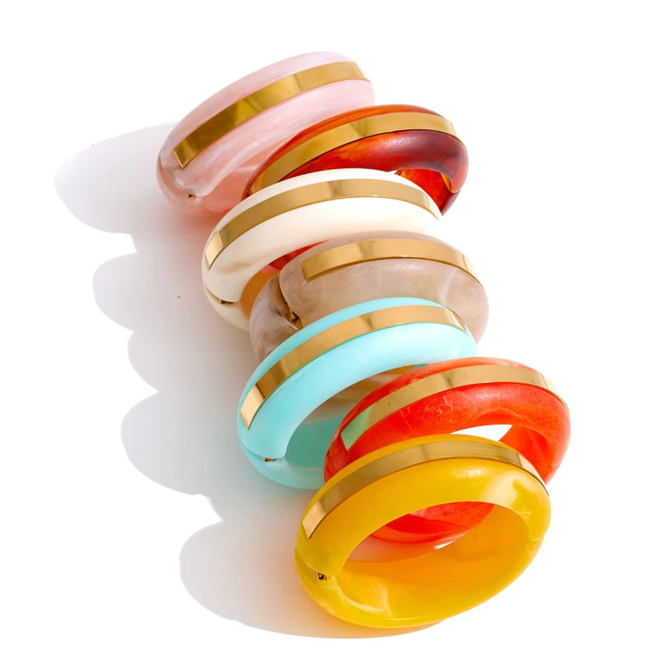 Resin acrylic geometric bracelet in gold-plated stainless steel with resin and acrylic.