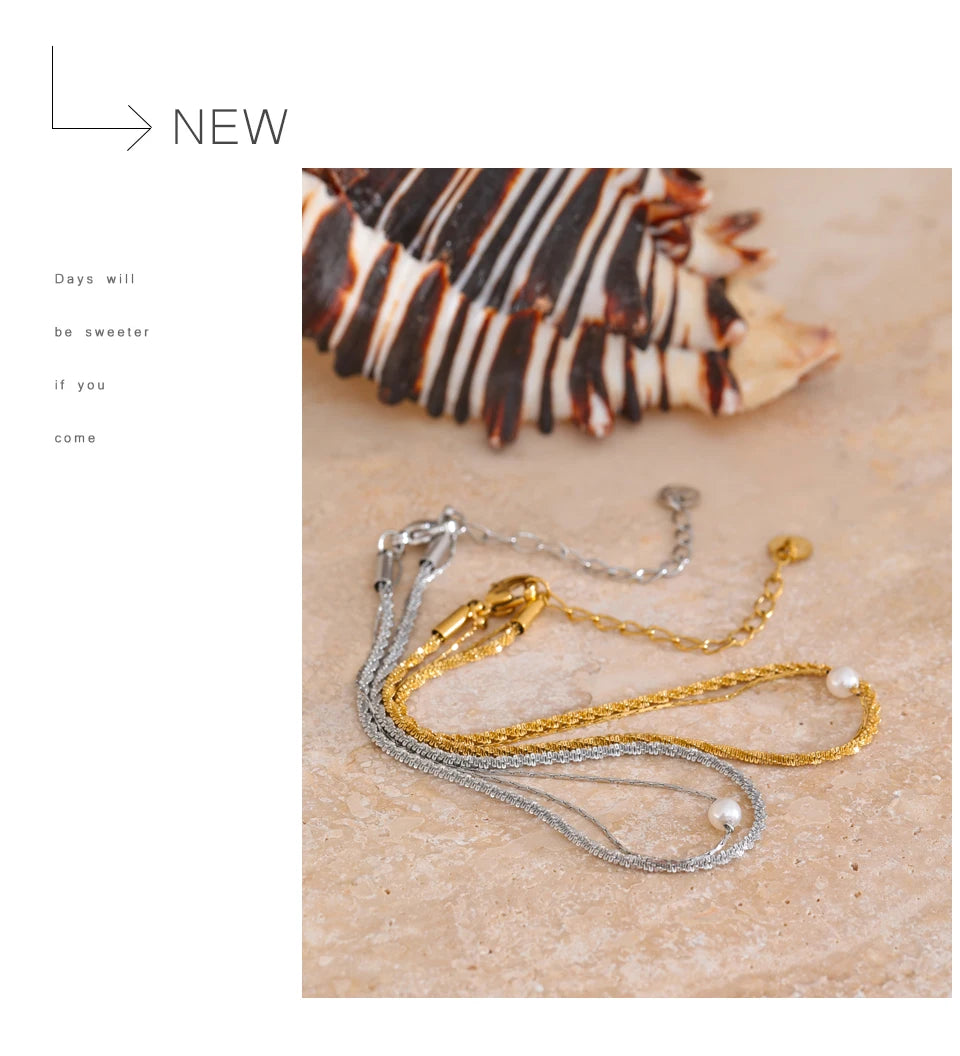 Pearl geometric chain necklace in gold-plated stainless steel with pearl.