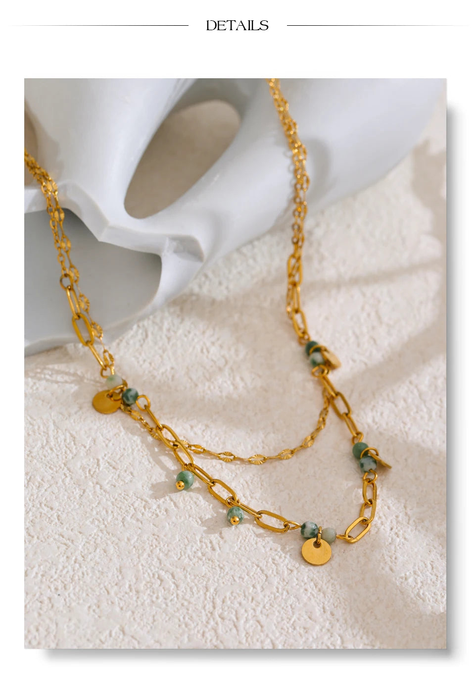 Green natural stone geometric necklace in gold-plated stainless steel with natural stone.