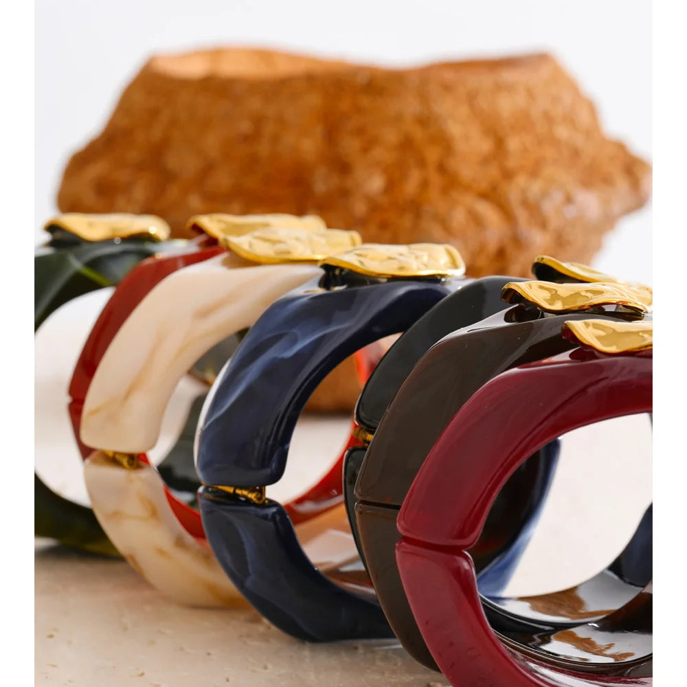 Resin multi-color geometric bracelet in gold-plated stainless steel with resin.