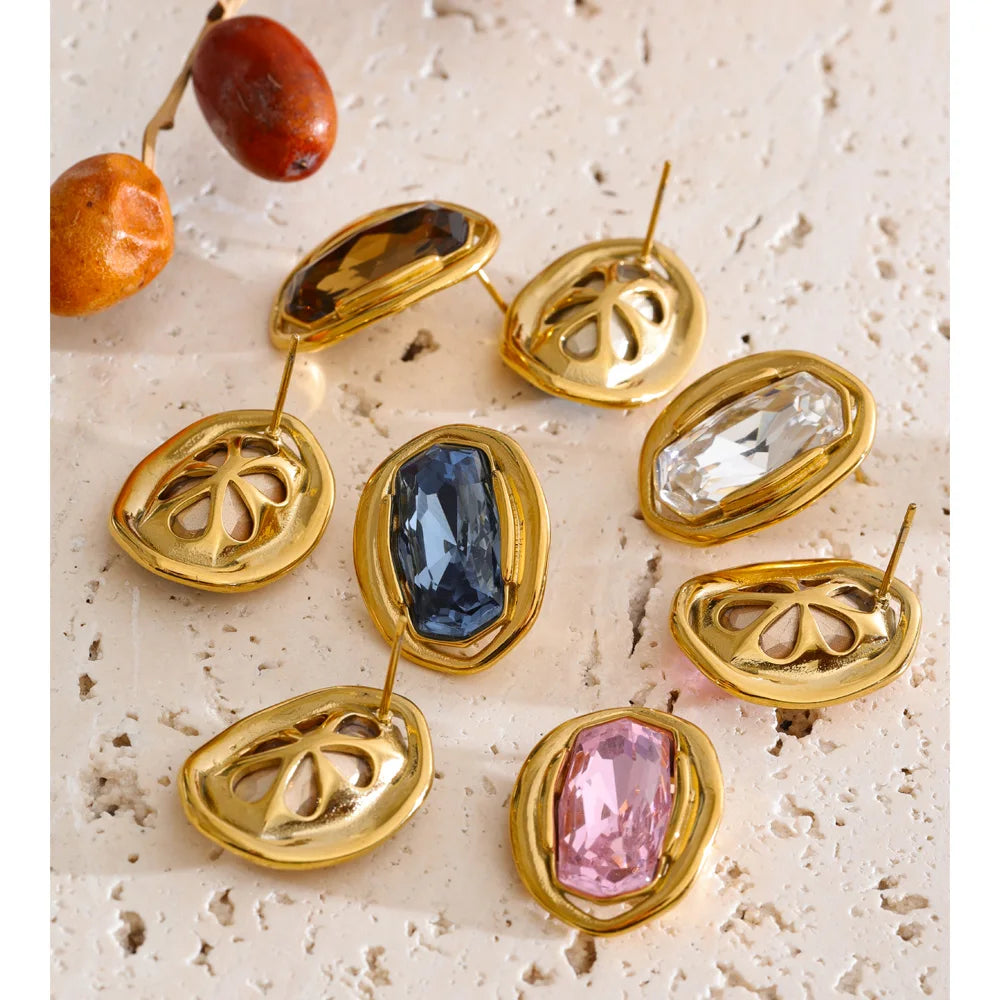White cubic zirconia geometric earrings in gold-plated stainless steel with cubic zirconia.