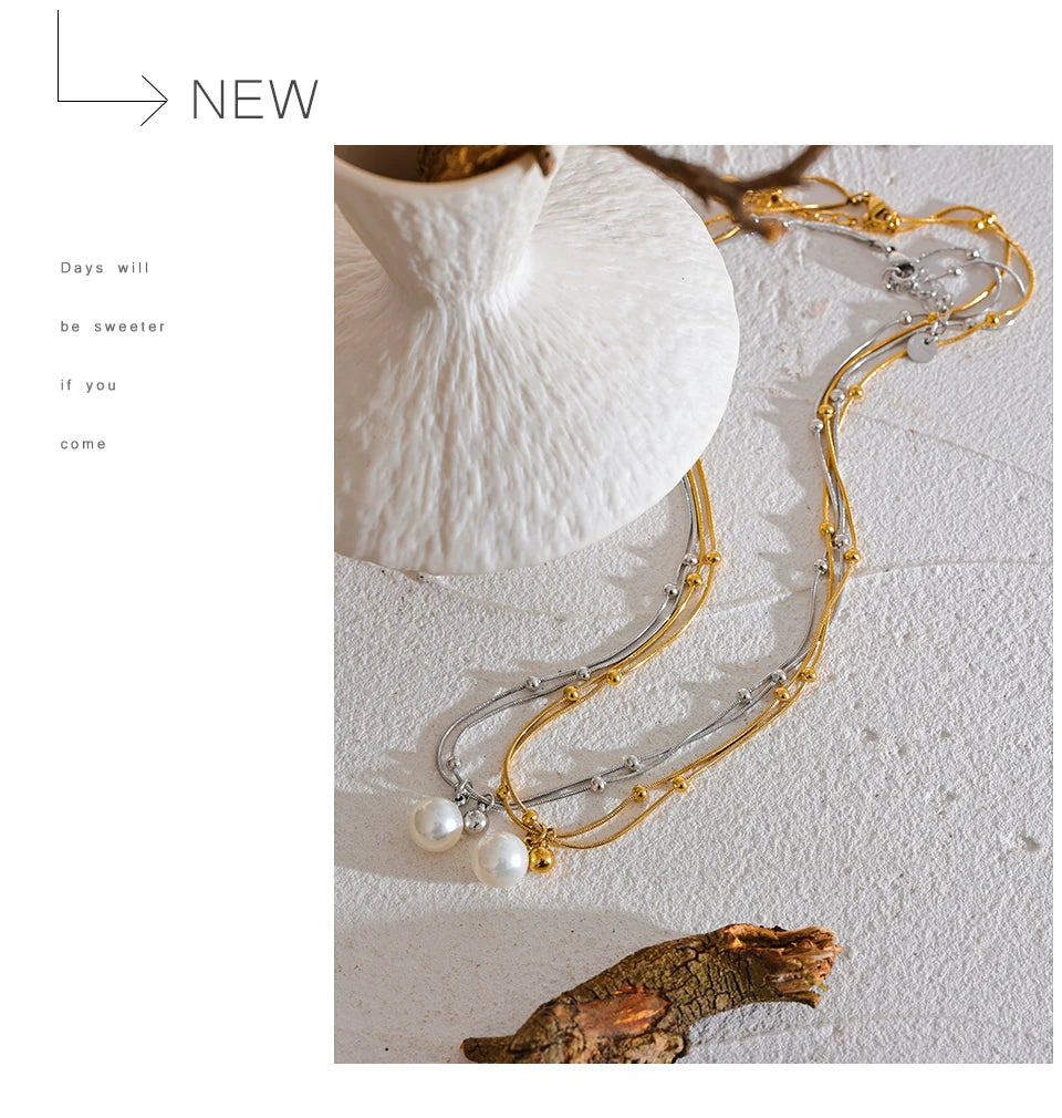 Pearl beaded geometric necklace in gold-plated stainless steel with pearl.