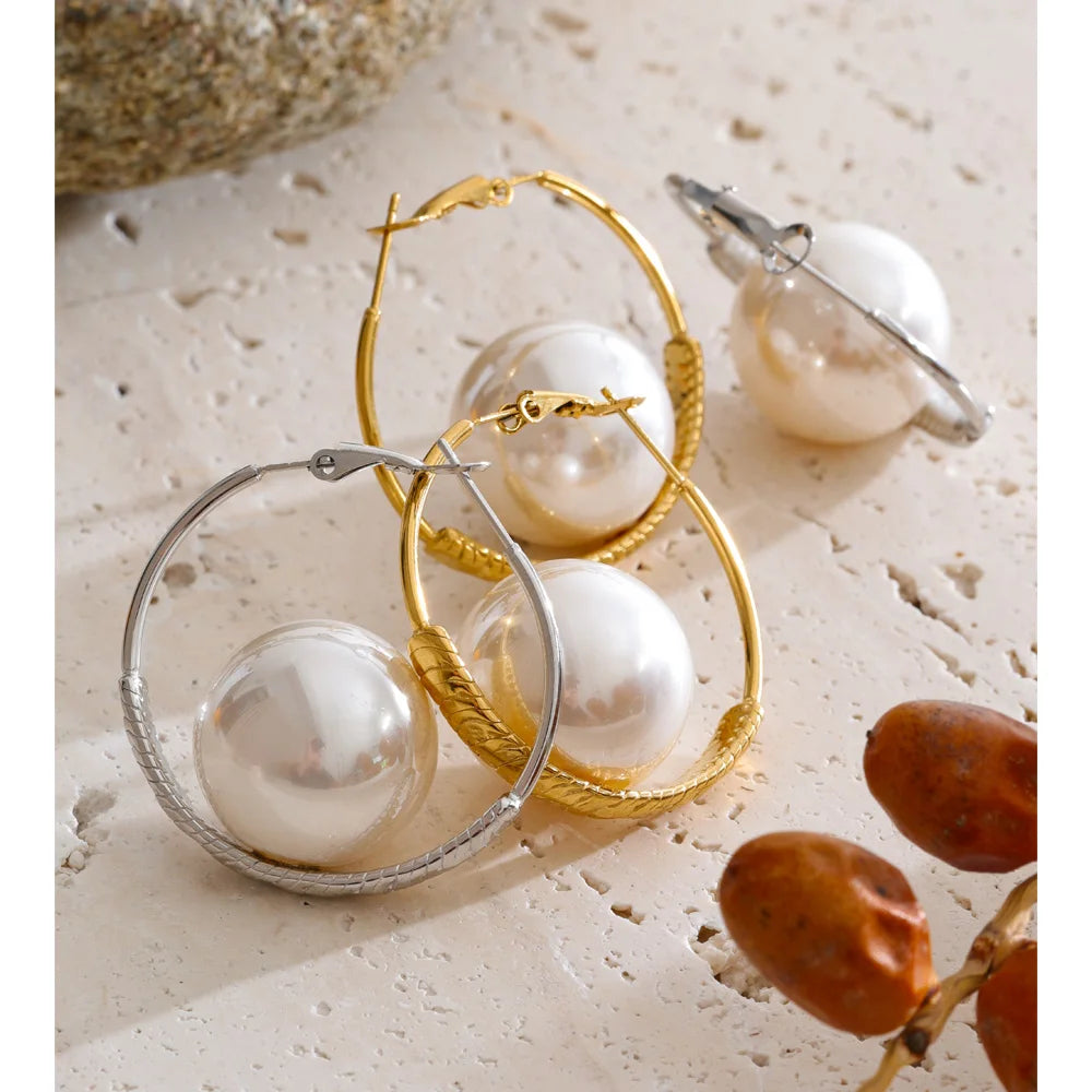 Pearl geometric earrings in gold-plated stainless steel with pearl.